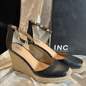 NWT INC BLACK WEDGE SANDALS 11M